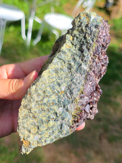 Axinite avec inclusions d'épidote de Barèges, Pyrénées, France