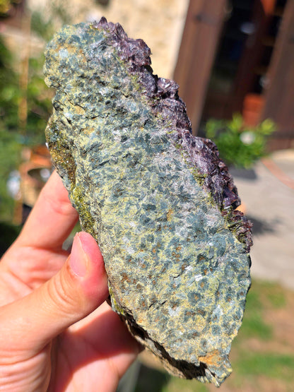 Axinite avec inclusions d'épidote de Barèges, Pyrénées, France