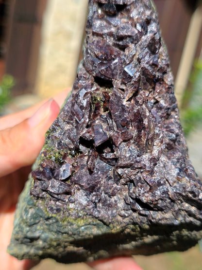 Axinite avec inclusions d'épidote de Barèges, Pyrénées, France