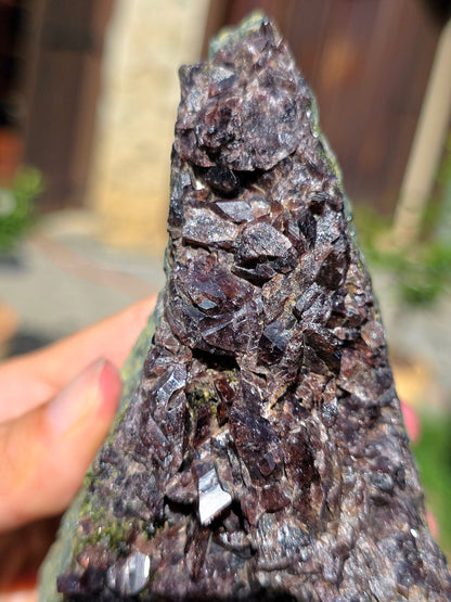 Axinite avec inclusions d'épidote de Barèges, Pyrénées, France
