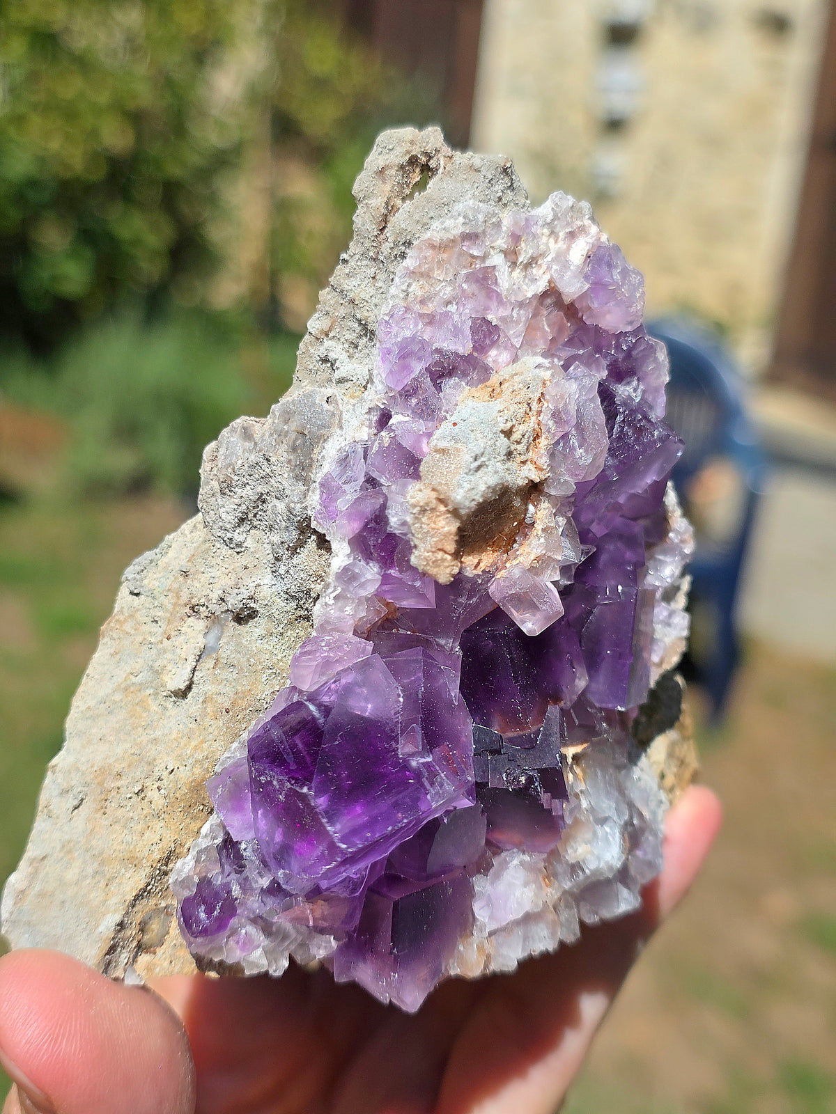 Fluorite violette brute du Béarn dans les Pyrénées.