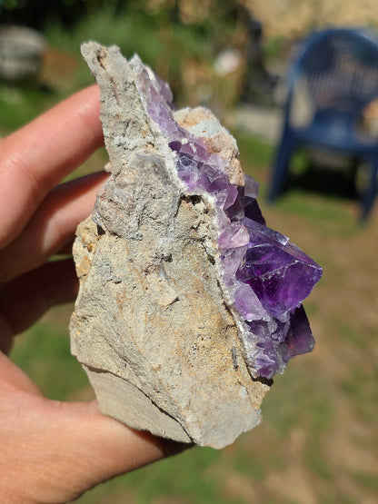 Fluorite violette brute du Béarn dans les Pyrénées.