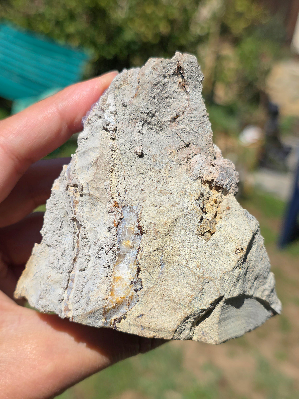 Fluorite violette brute du Béarn dans les Pyrénées.