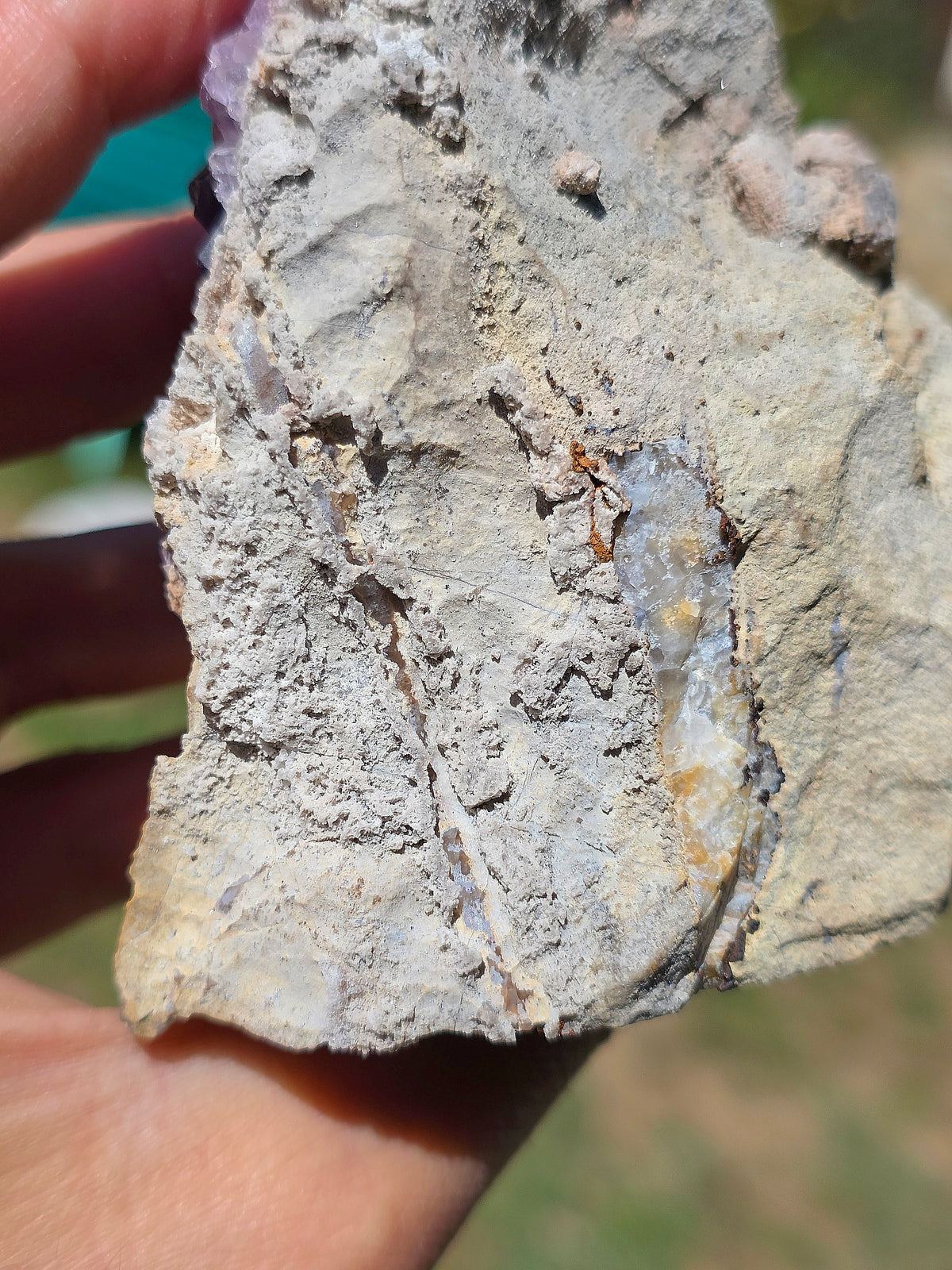 Fluorite violette brute du Béarn dans les Pyrénées.