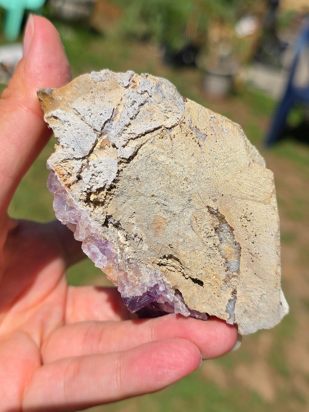 Fluorite violette brute du Béarn dans les Pyrénées.