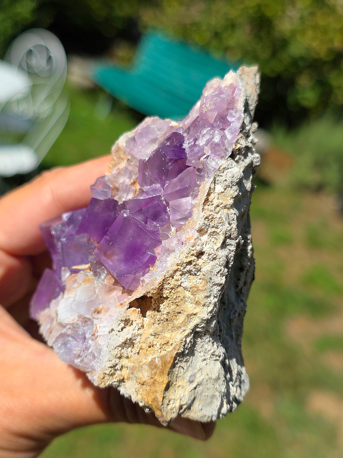 Fluorite violette brute du Béarn dans les Pyrénées.