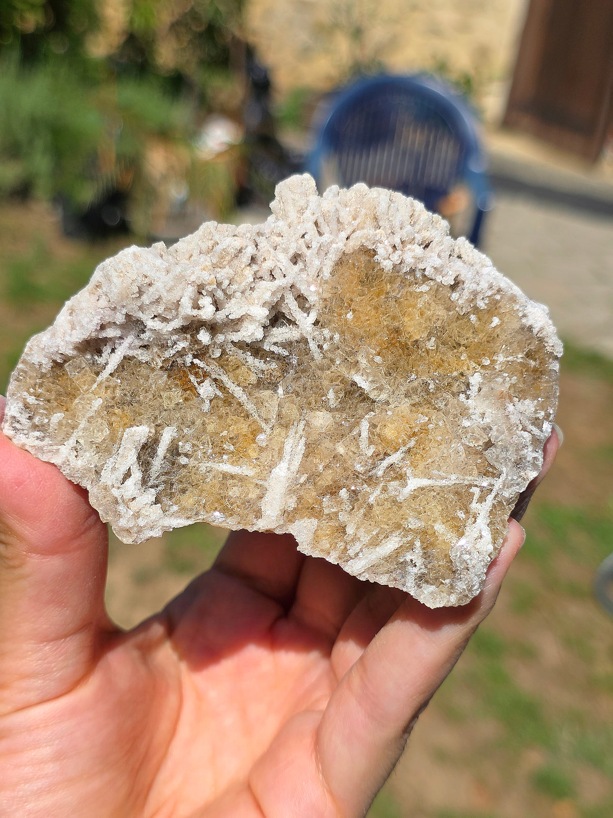 Fluorite jaune du Béarn dans les Pyrénées avec Quartz
