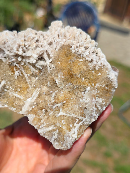 Fluorite jaune du Béarn dans les Pyrénées avec Quartz