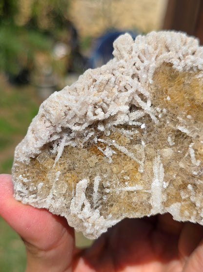 Fluorite jaune du Béarn dans les Pyrénées avec Quartz