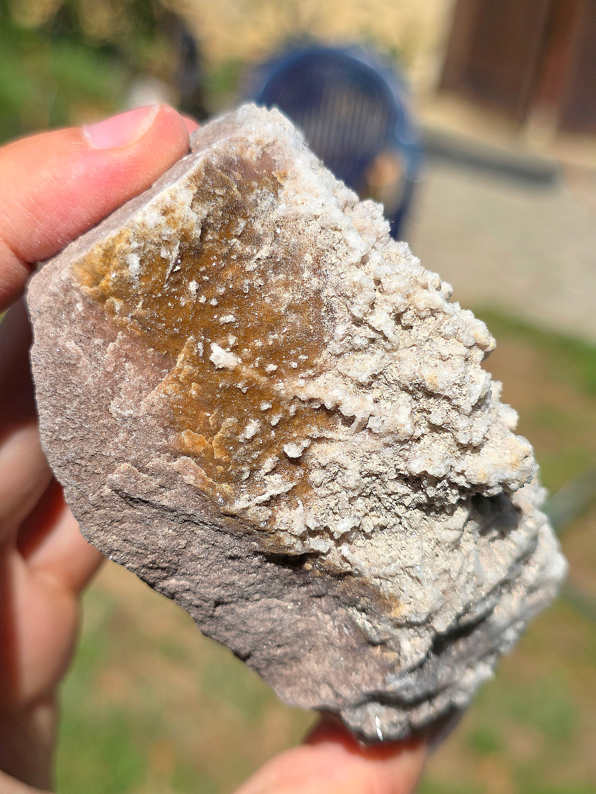 Fluorite jaune du Béarn dans les Pyrénées avec Quartz