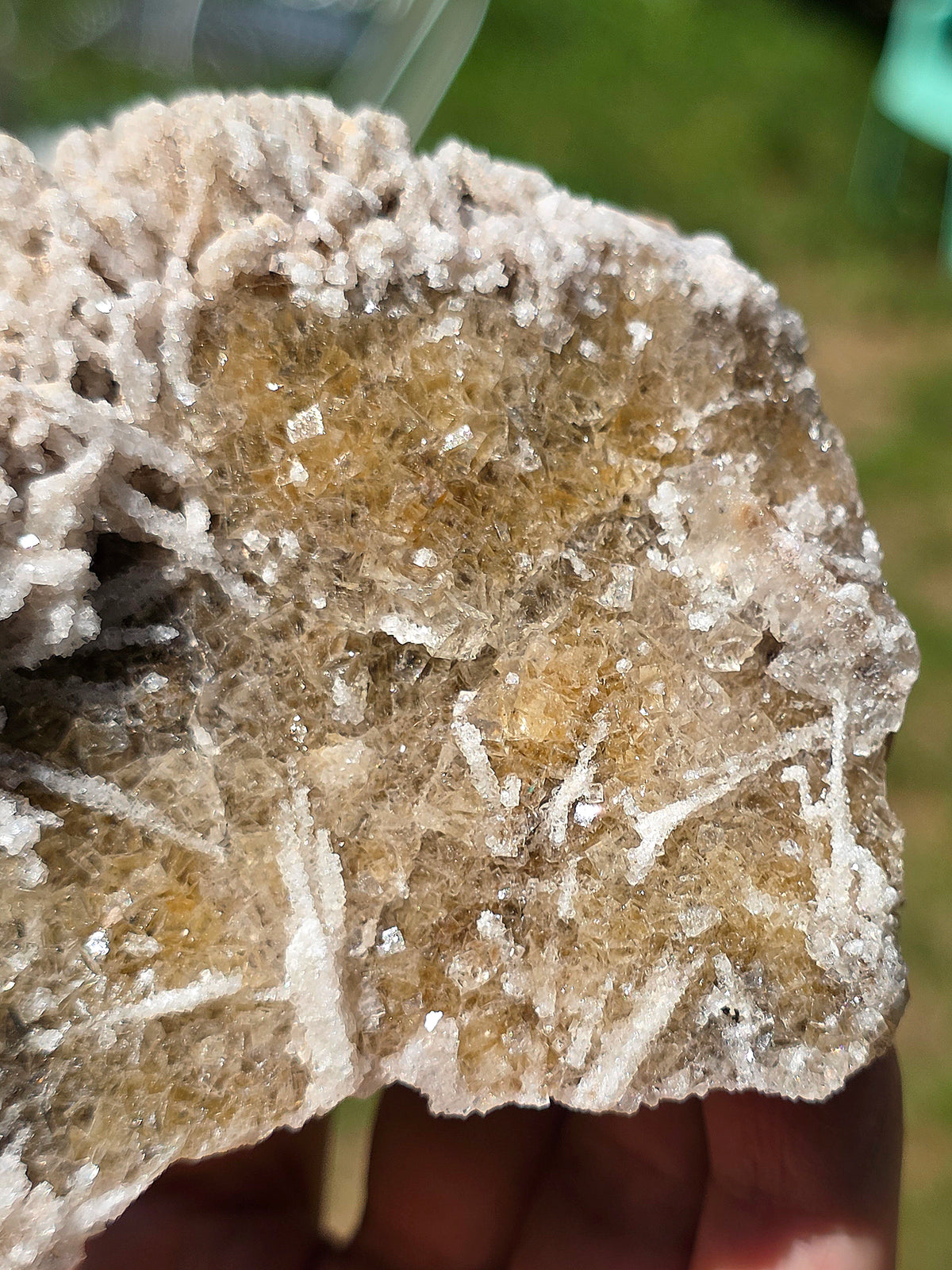 Fluorite jaune du Béarn dans les Pyrénées avec Quartz