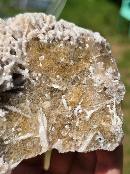 Fluorite jaune du Béarn dans les Pyrénées avec Quartz