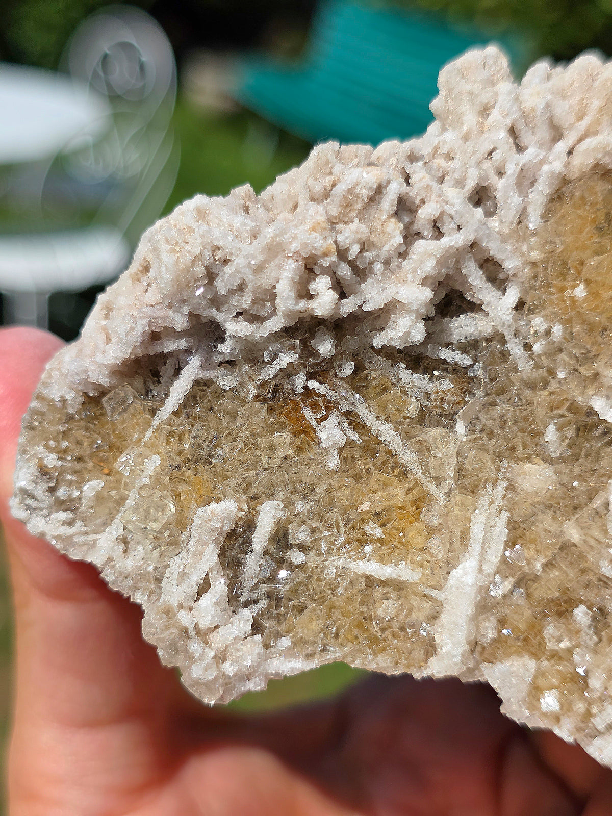 Fluorite jaune du Béarn dans les Pyrénées avec Quartz