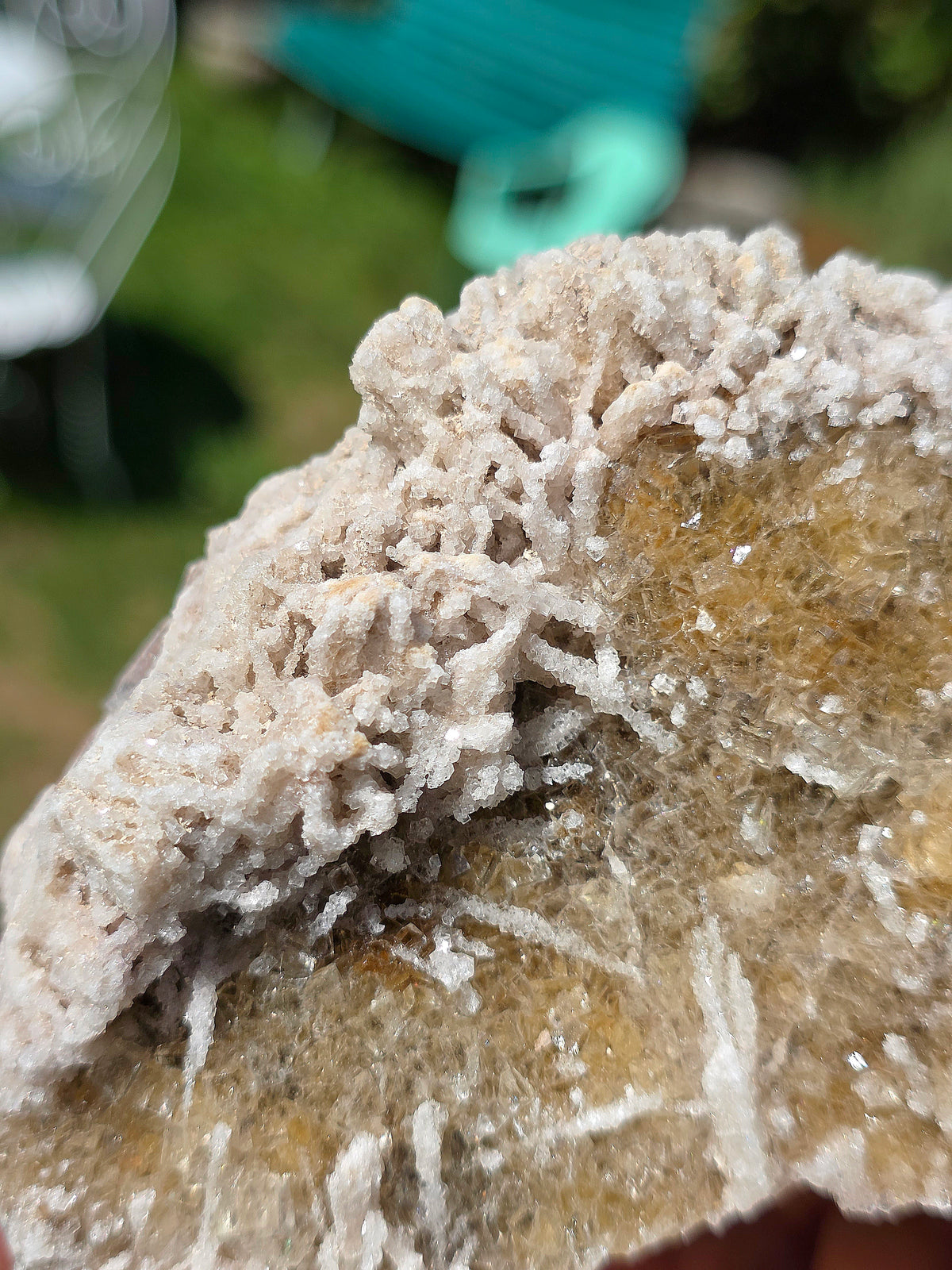 Fluorite jaune du Béarn dans les Pyrénées avec Quartz