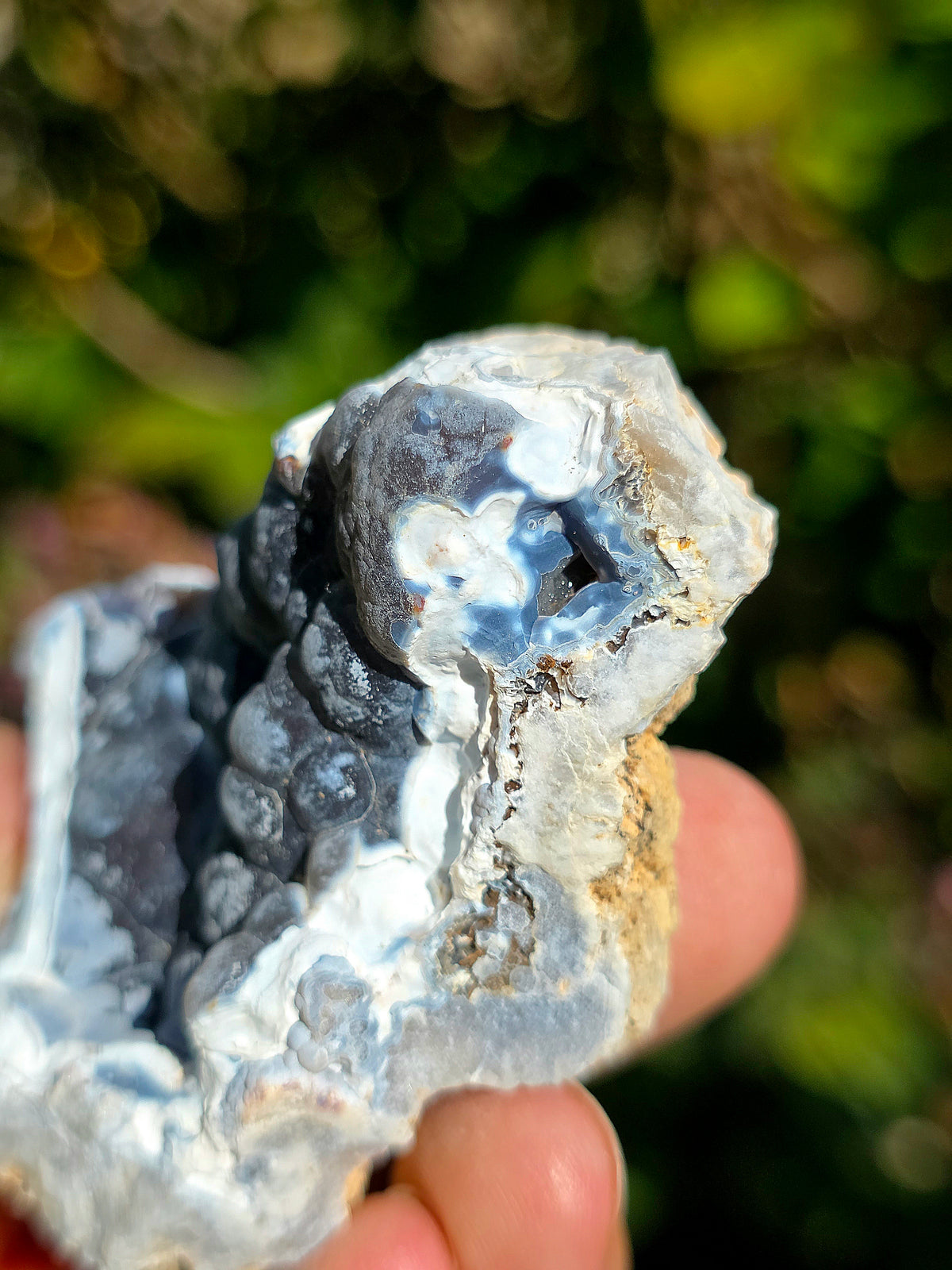 Calcédoine bleue brute du Poitou
