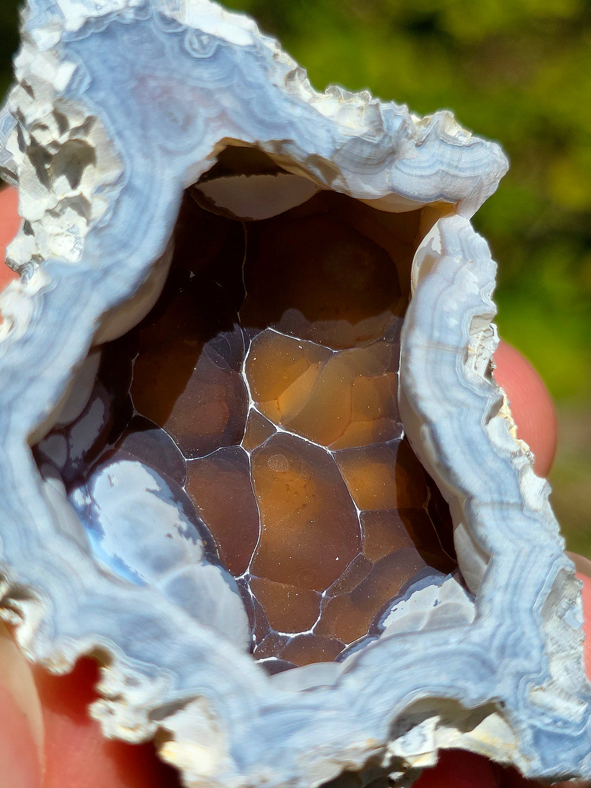 Calcédoine bleue et rouge orangée du Poitou