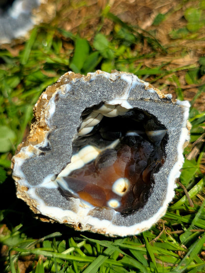 Géode entière de Calcédoine noire du Poitou