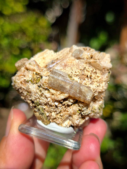 Apatite avec inclusions d'Epidote, Actinolite,Stilbite, Arfvedsonite du Maroc.