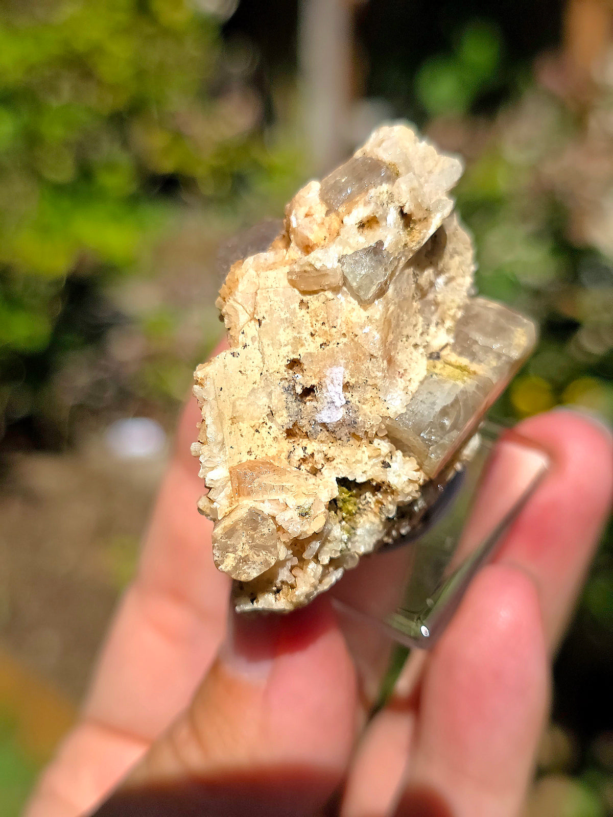 Apatite avec inclusions d'Epidote, Actinolite,Stilbite, Arfvedsonite du Maroc.