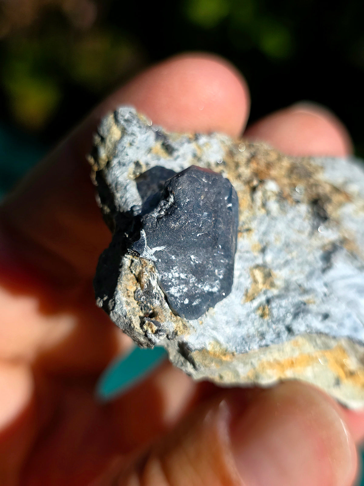 Quartz bleu brut des Pyrénées.