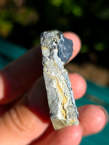Quartz bleu brut des Pyrénées.