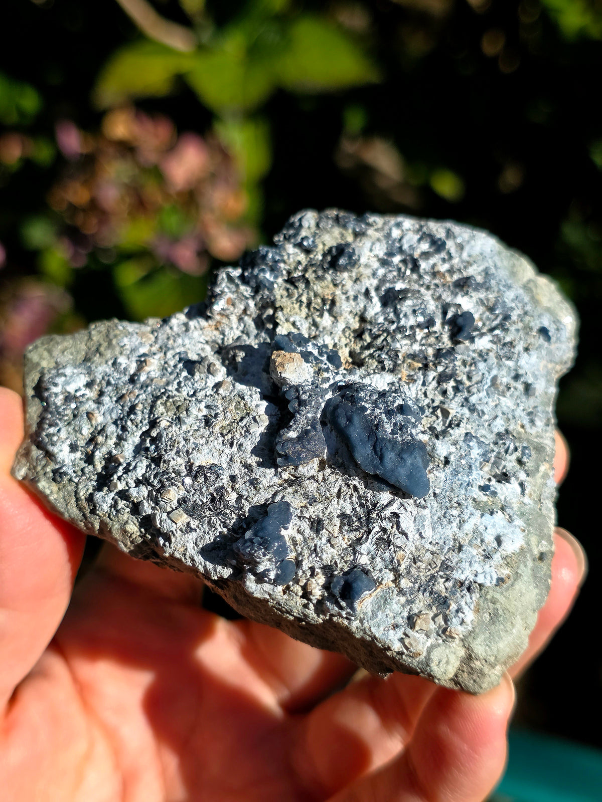 Quartz bleu brut des Pyrénées.