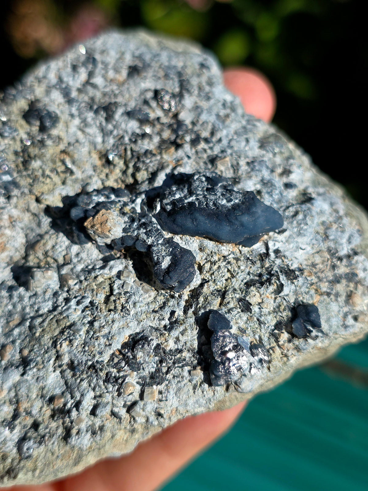 Quartz bleu brut des Pyrénées.