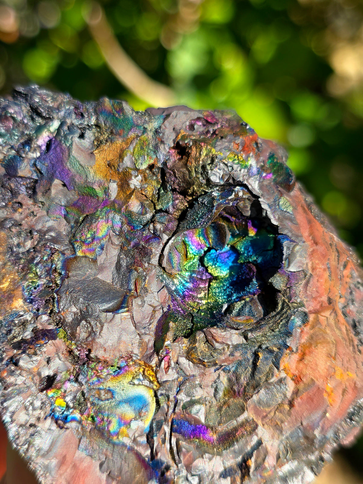 Goethite irisée de Bagnères de Luchon dans les Pyrénées