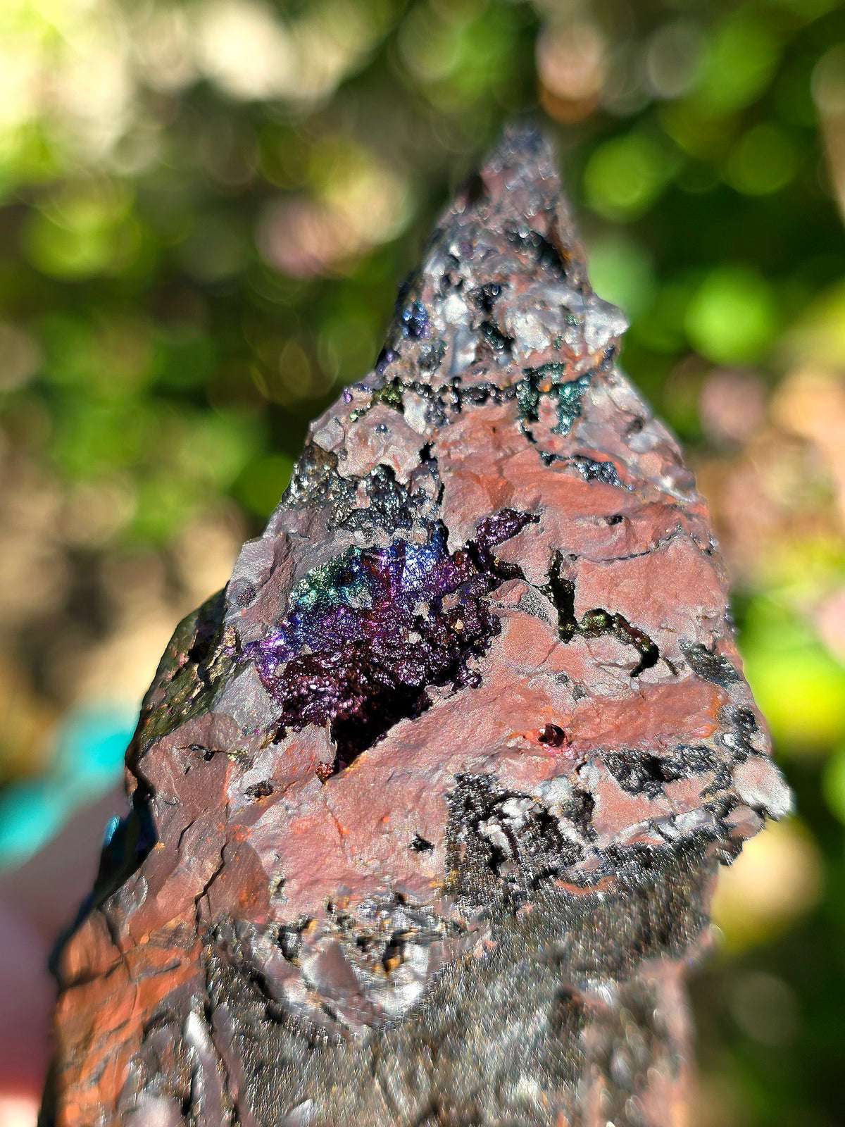 Goethite irisée de Bagnères de Luchon dans les Pyrénées