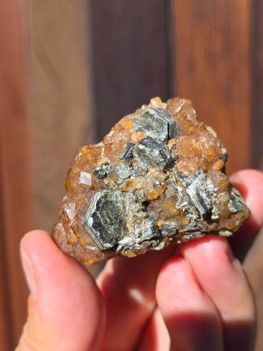 Clinochlore (Séraphinite) et Grenat bruts du Mali