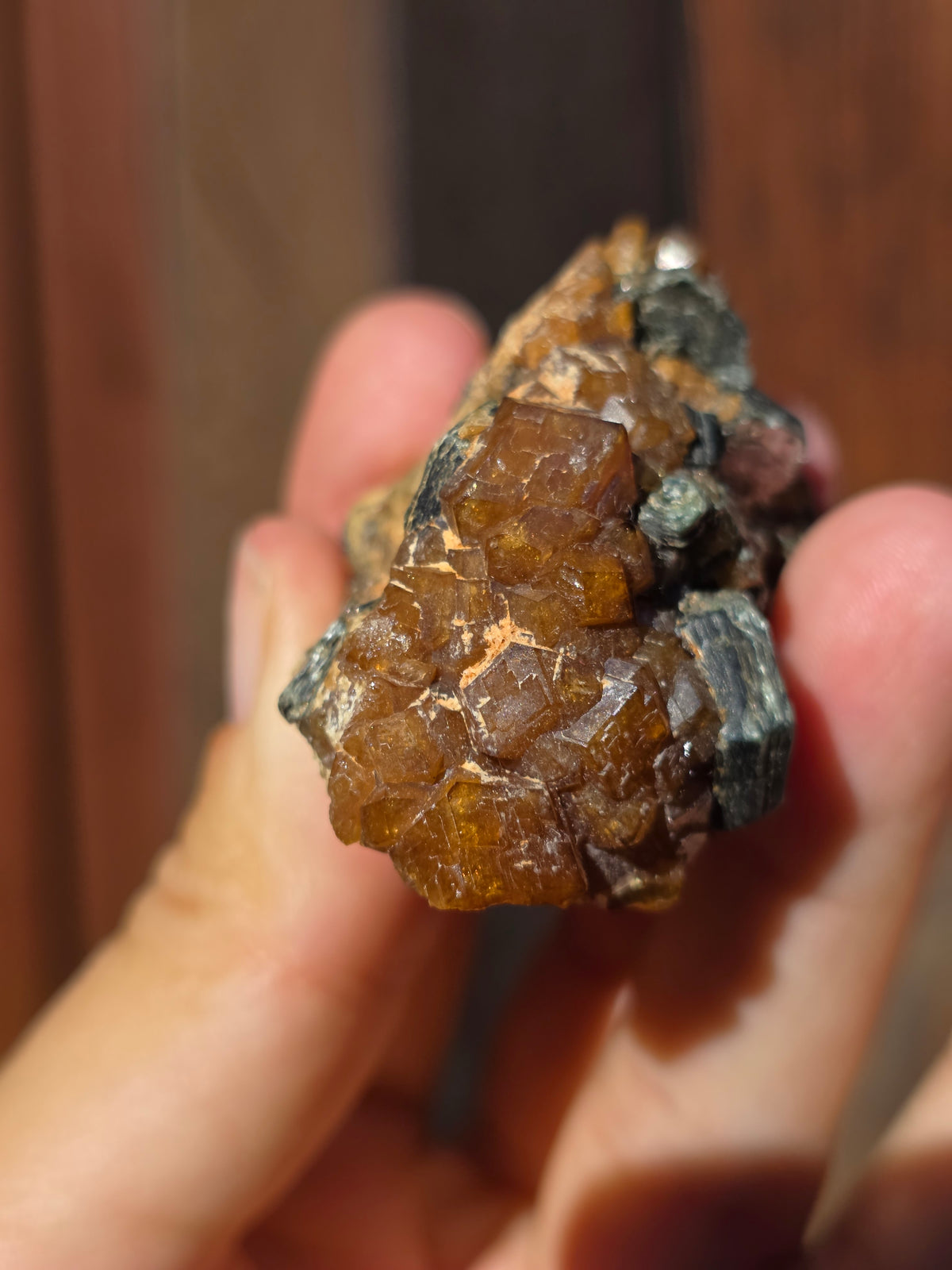 Clinochlore (Séraphinite) et Grenat bruts du Mali