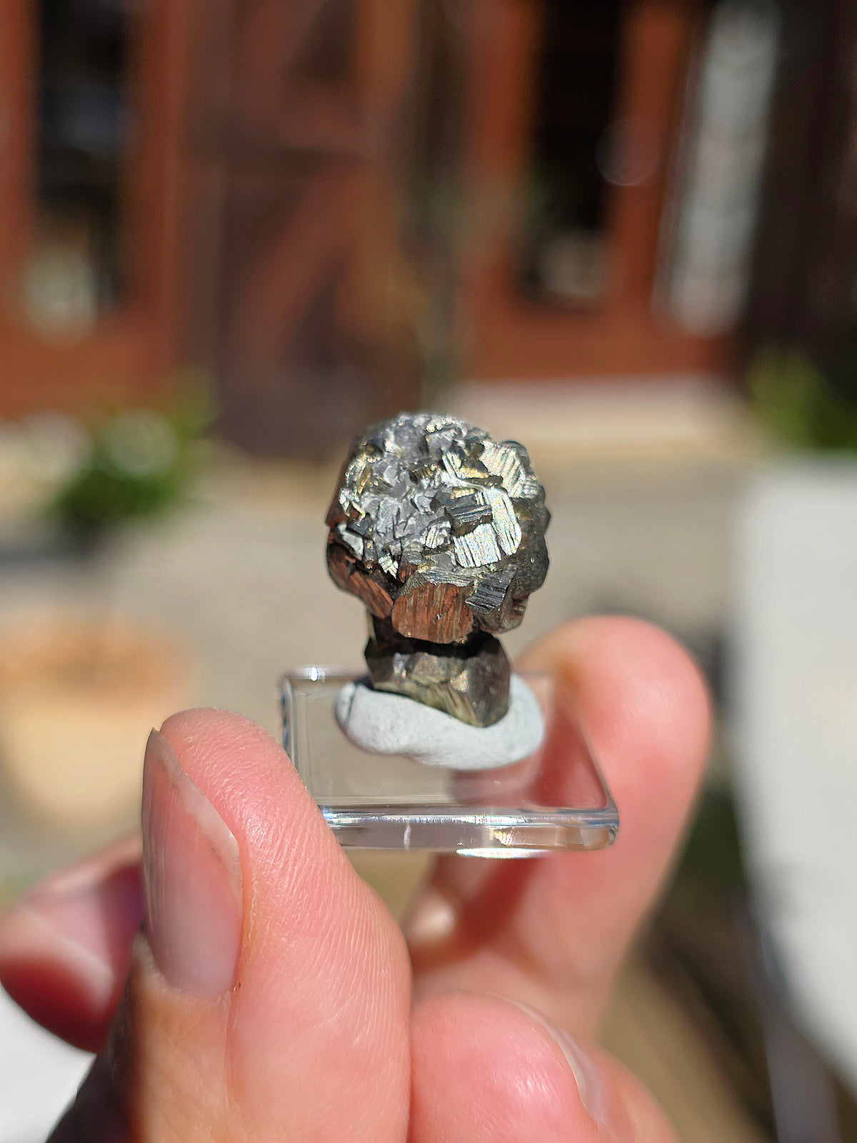 Pyrite de Serre-Ponçon sur son socle en verre