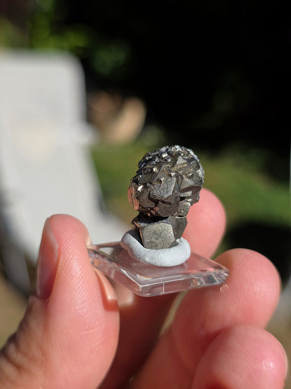 Pyrite de Serre-Ponçon sur son socle en verre