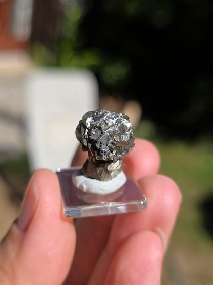 Pyrite de Serre-Ponçon sur son socle en verre