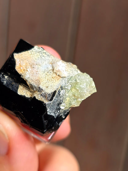 Opale Hyalite sur Tourmaline noire d'Erongo