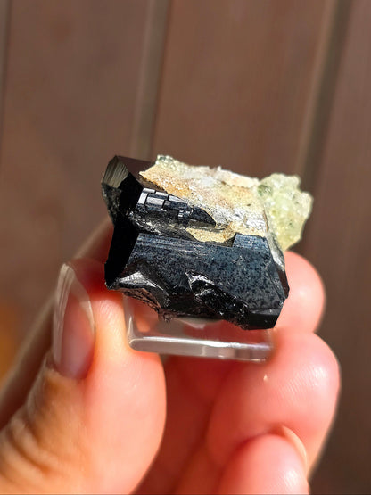 Opale Hyalite sur Tourmaline noire d'Erongo