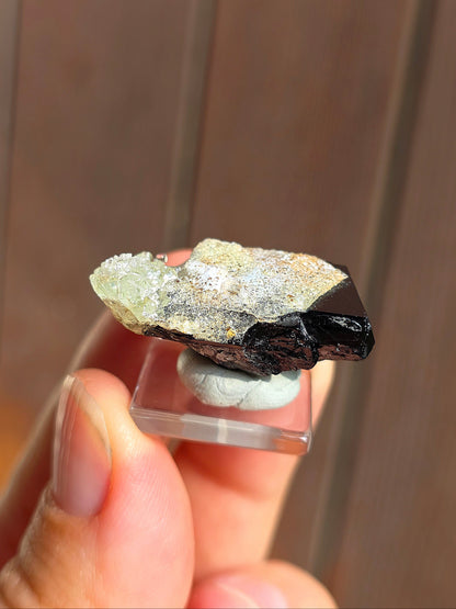 Opale Hyalite sur Tourmaline noire d'Erongo