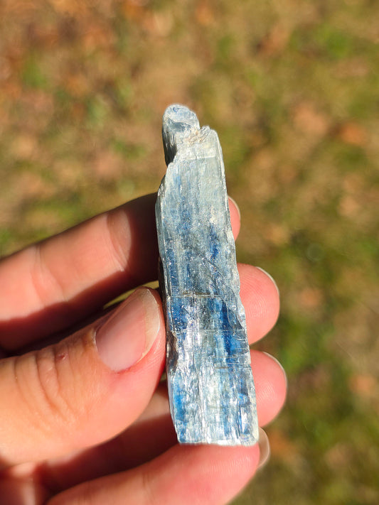 Cyanite bleue semi-polie de Zambie