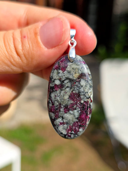 Pendentif en Eudialyte de Russie réactive UV