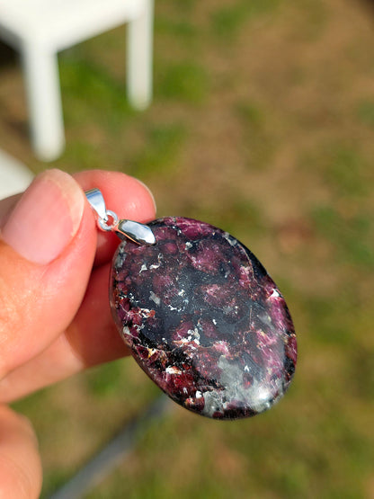 Pendentif en Eudialyte de Russie réactive UV
