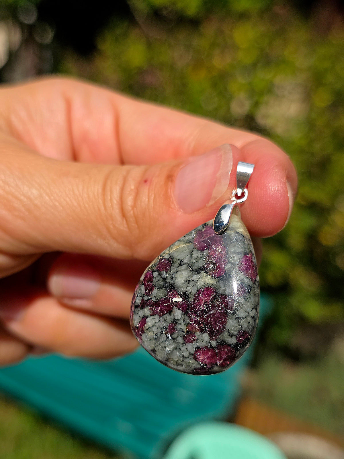 Pendentif en Eudialyte de Russie réactive UV
