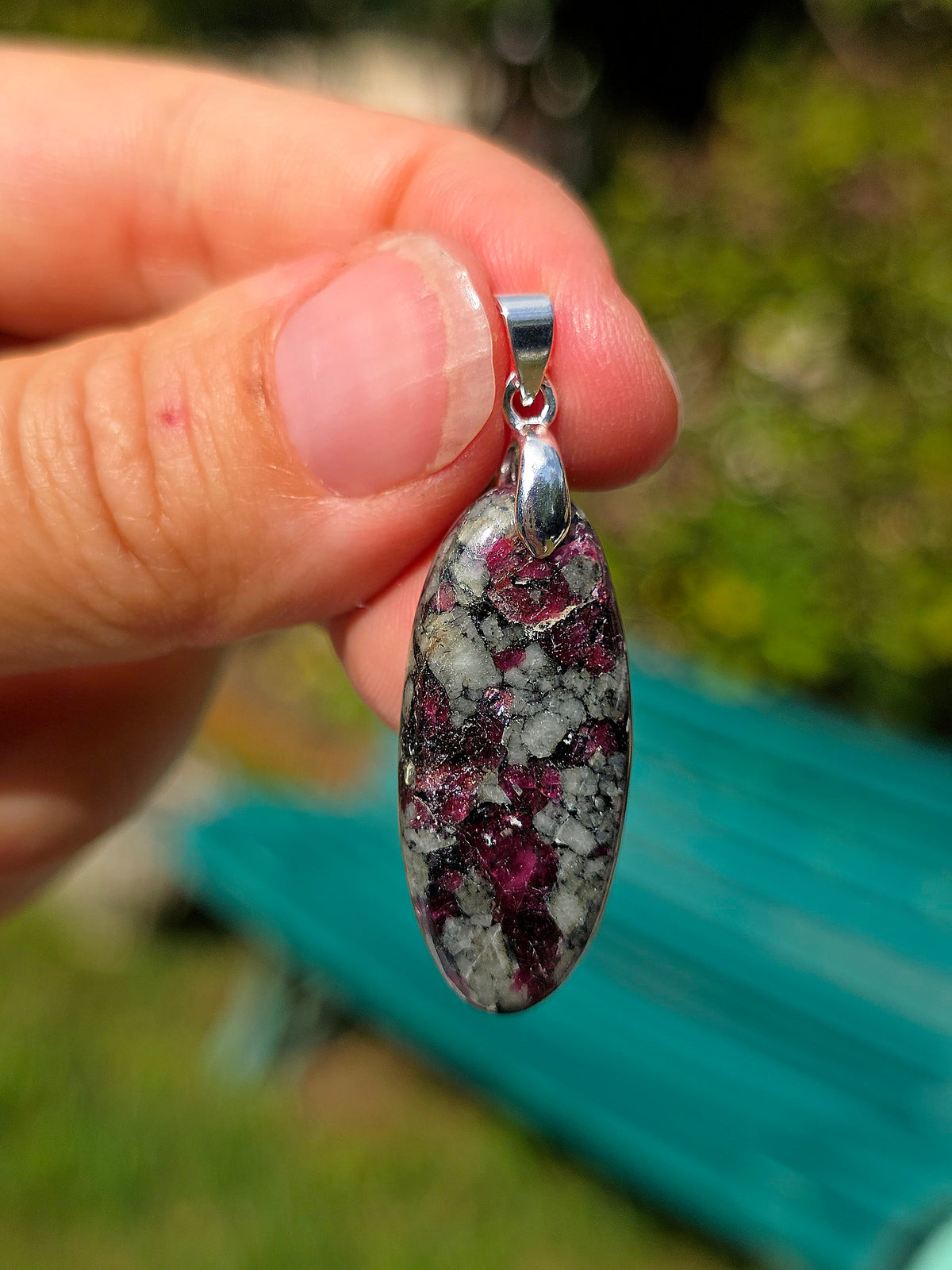 Pendentif en Eudialyte de Russie réactive UV