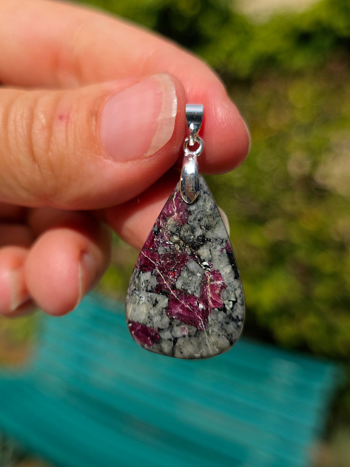 Pendentif en Eudialyte de Russie réactive UV