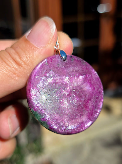 Pendentif en Rubis avec une cristallisation incroyable