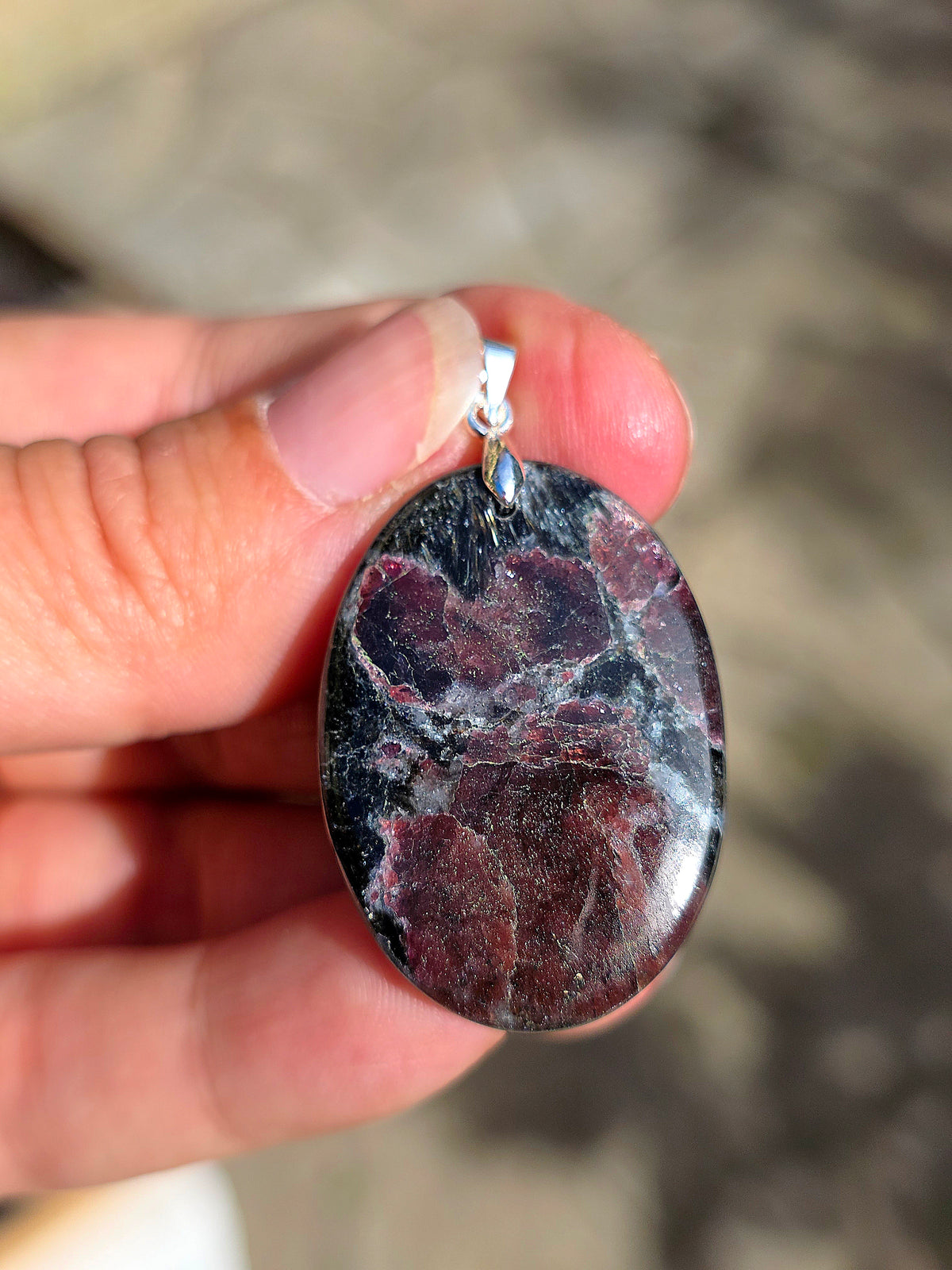 Pendentif en Grenat almandin et Arfvedsonite