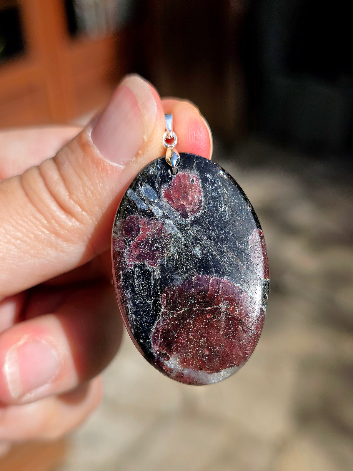 Pendentif en Grenat almandin et Arfvedsonite
