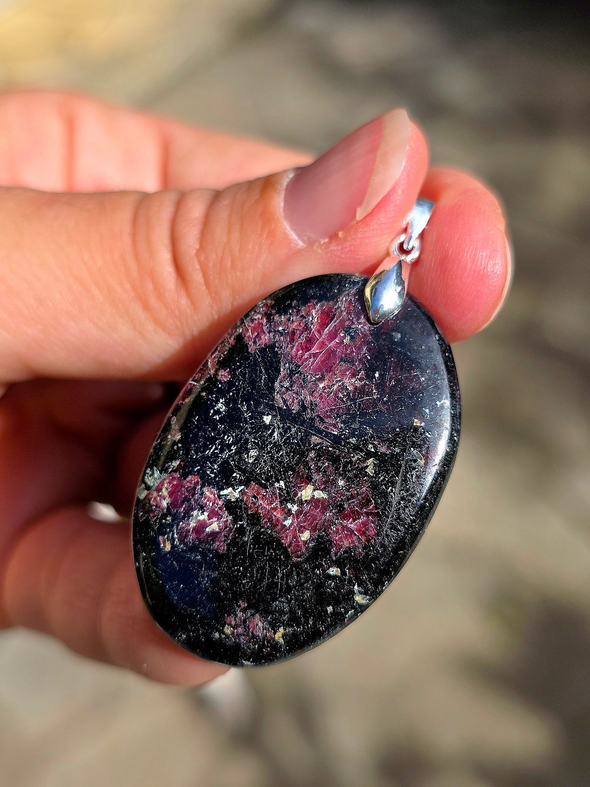 Pendentif en Eudialyte de Russie réactive UV