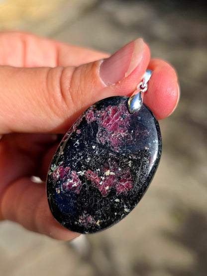 Pendentif en Eudialyte de Russie réactive UV