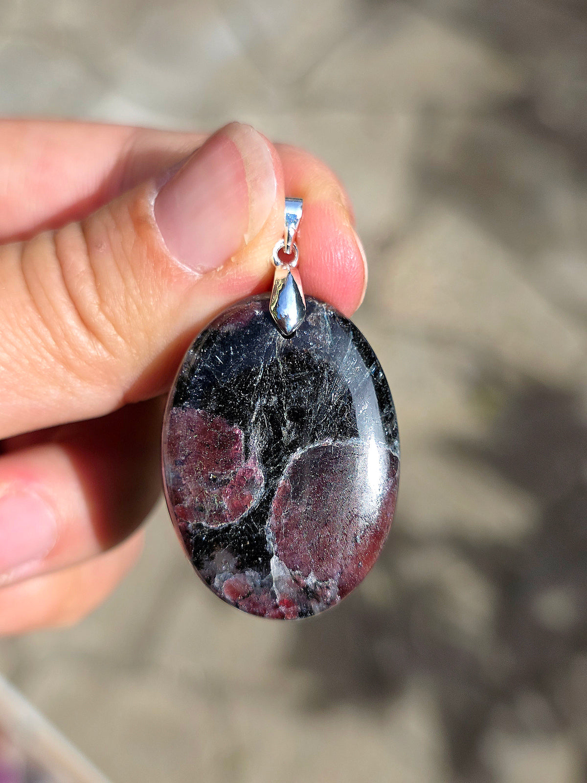 Pendentif en Grenat almandin et Arfvedsonite