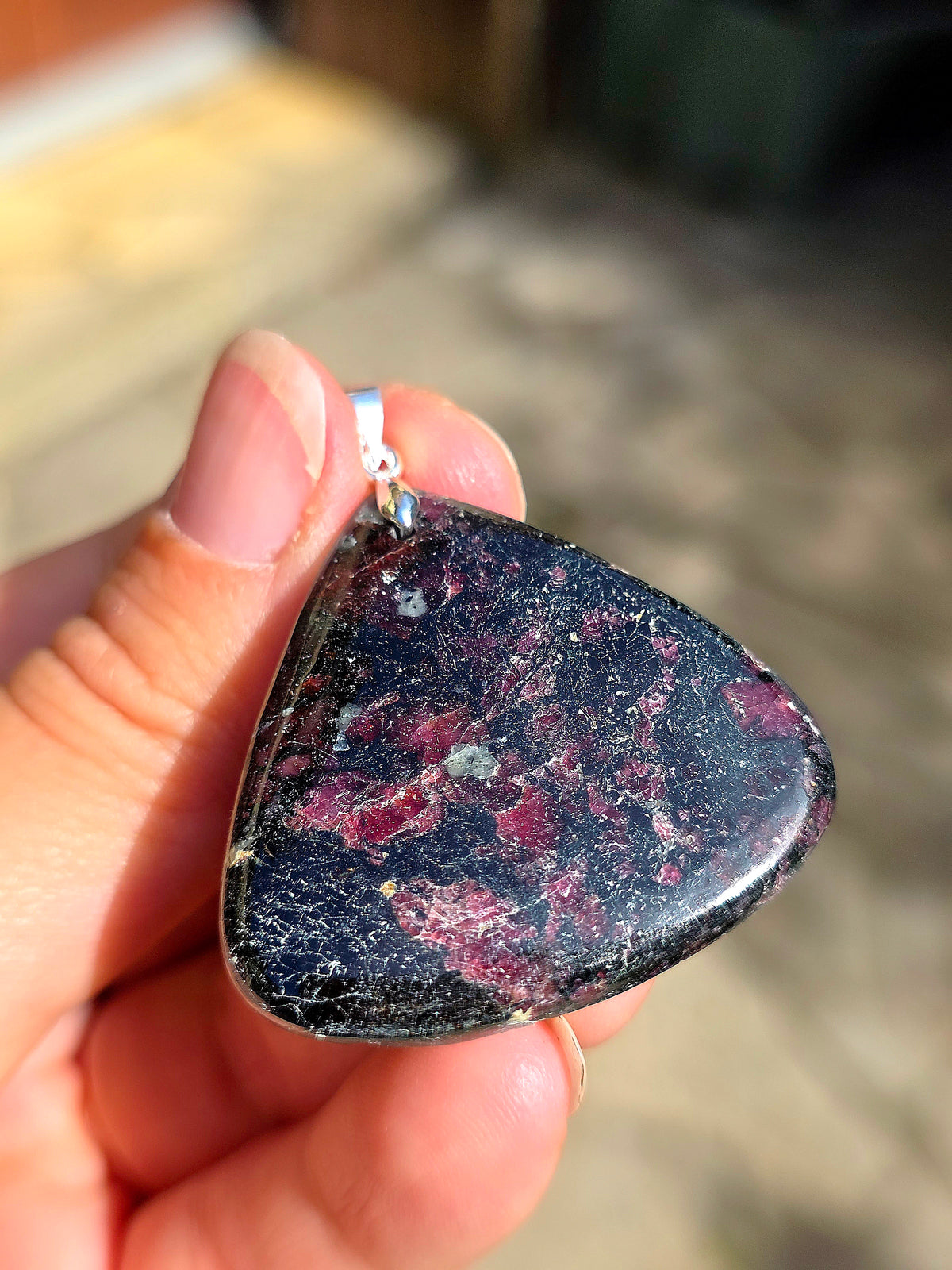 Pendentif en Eudialyte de Russie réactive UV